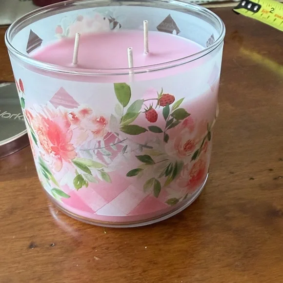 Bath & Body Works Gingham Gorgeous Candle - Pink and White - Picture 4 of 8